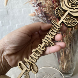 Udskåret rose med engravering
