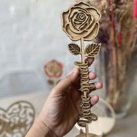 Udskåret rose med engravering