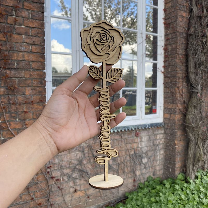 Udskåret rose med engravering