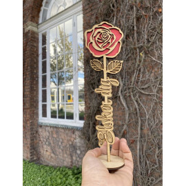 Udskåret rød rose med engravering
