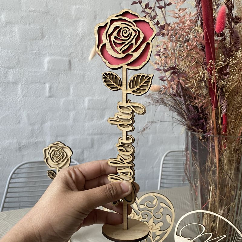 Udskåret rød rose med engravering