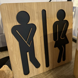 Elegant toiletskilt i akryl og bambus. Lækkert design til badeværelset