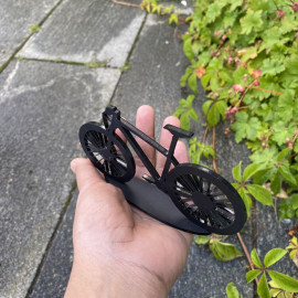 Laserskårede Cykel Figurer - 3mm Birk og Sort Mat Akryl